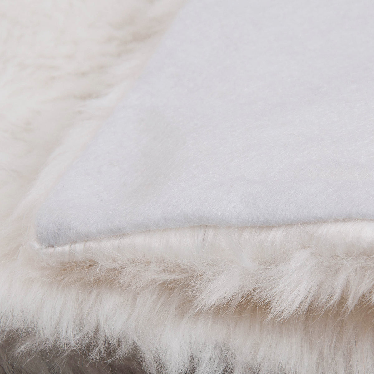 Pure white tree skirt sized 47.2 by 47.2 by 0.4 inches