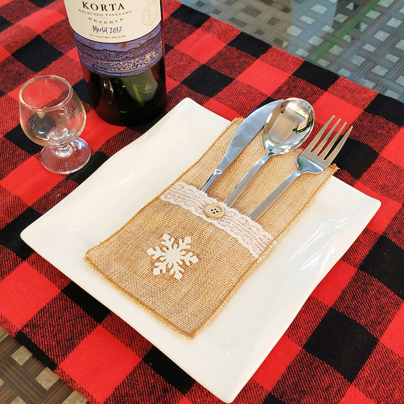 Christmas silverware holder in fabric, an alternative to paper wrapping