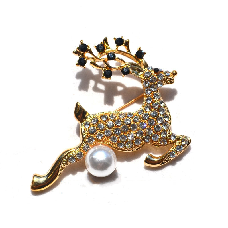 Wreath Christmas brooch pin in alloy with a painted holiday finish