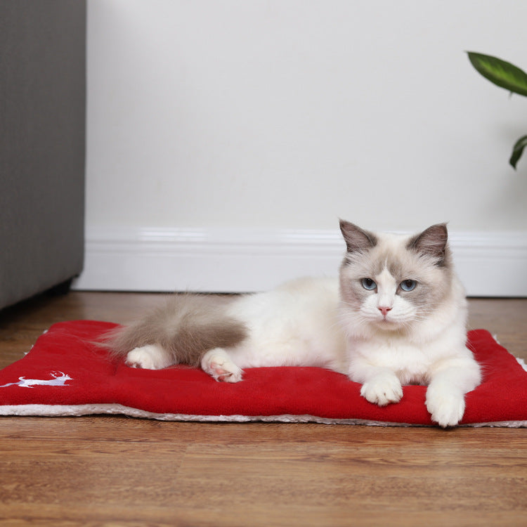Red cloth dog mat for Christmas, the full rectangular sleeping surface
