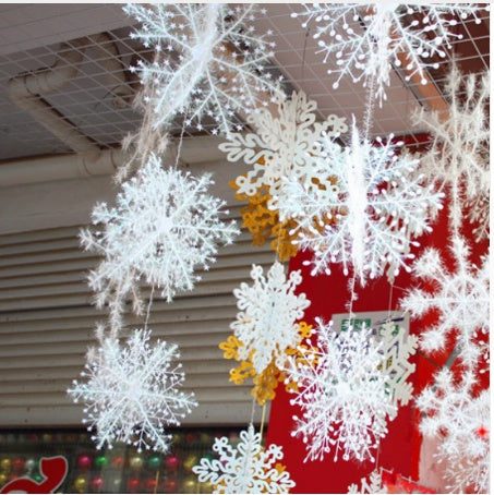 Snowflake string carrying 14.2, 10.6 and 7.1 inch graded snowflakes