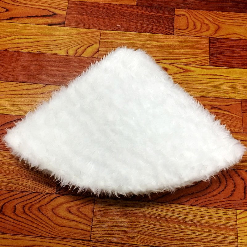 White plush tree skirt offered in 30.7, 35.4, 48 and 59.1 inches