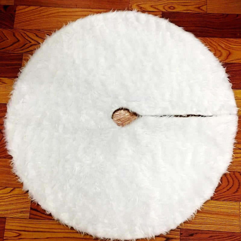 Edge finish of the pure white plush Christmas tree skirt
