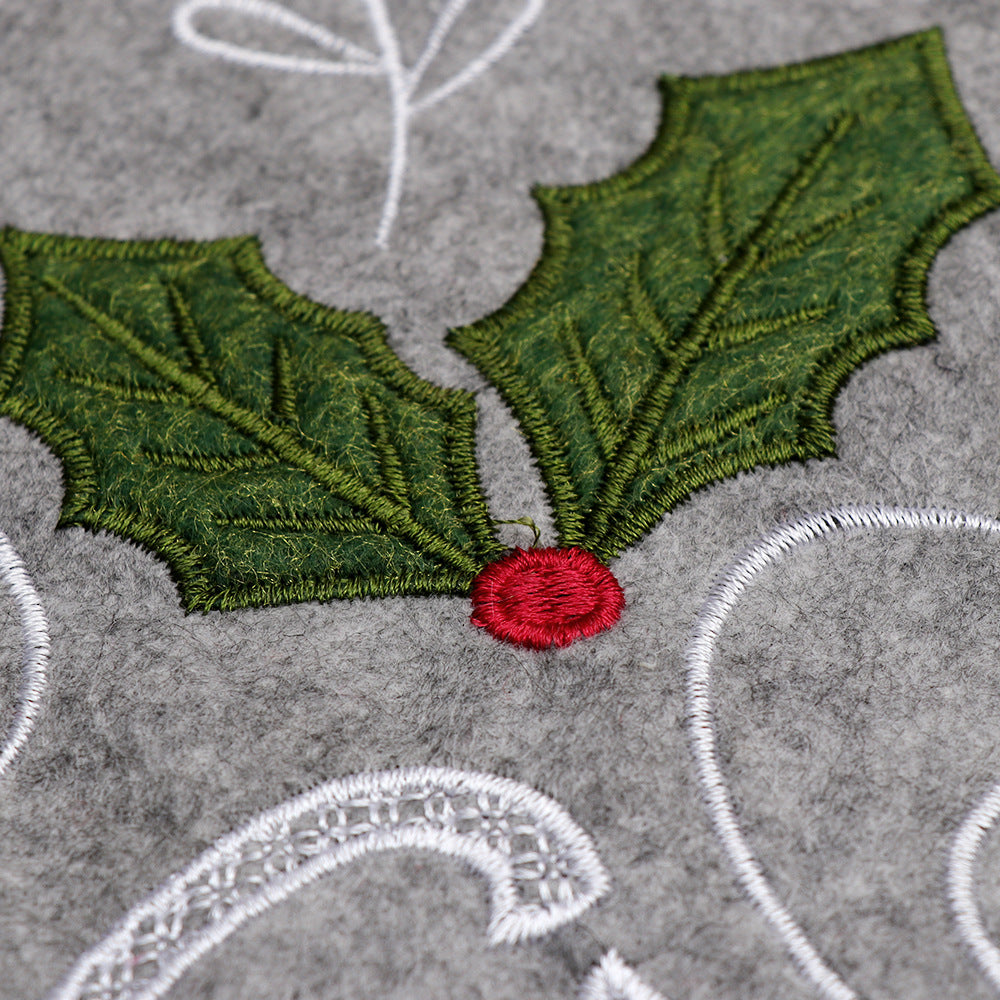 Full circle of the tree skirt, 47.2 inches across