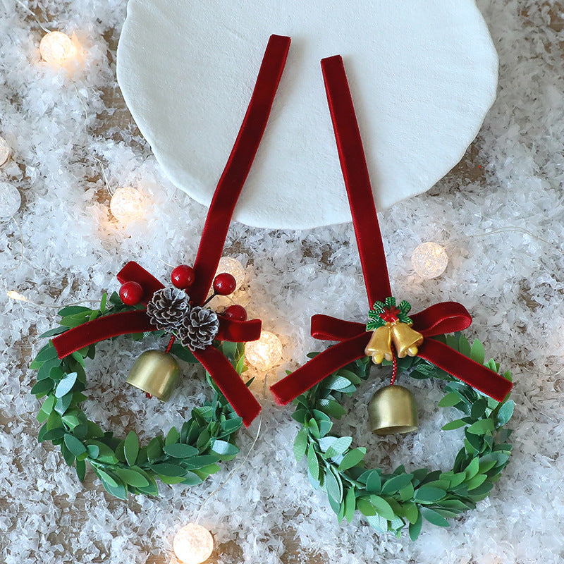 Hawthorn berry pine cone design of the Christmas bell garland