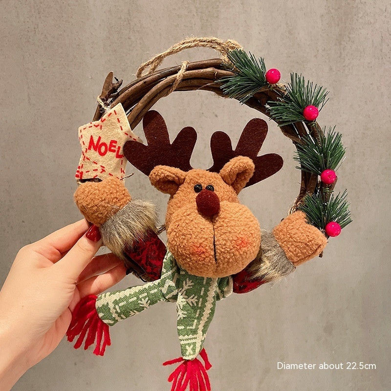 Small figures fixed onto the woven rattan Christmas wreath